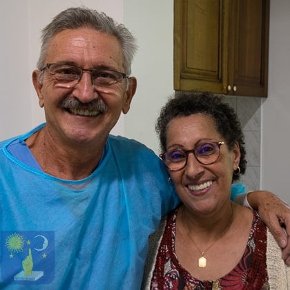 Dr Genchev avec une patiente de France pour implant basal