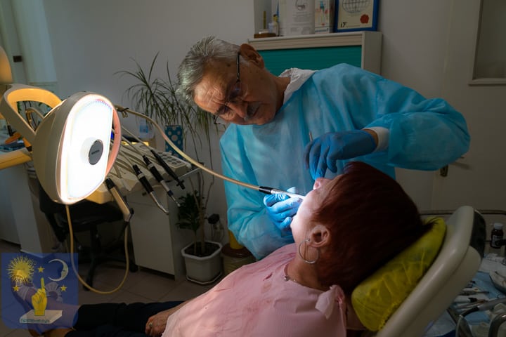Dr Genchev pose des implants basaux