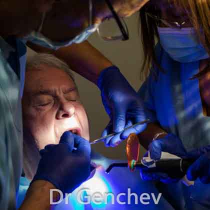 Dr Genchev pose un implant dentaire basal