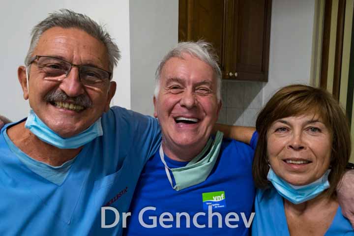 Dr Genchev avec patient de France pour restauration dentaire avec implant basal