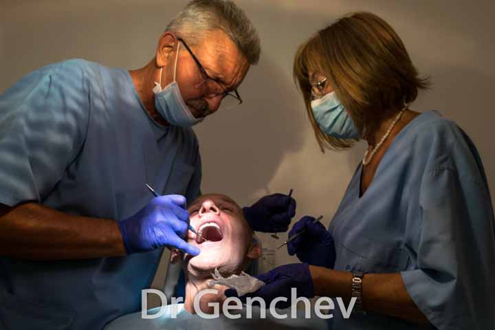 Dr Genchev pose un implant dentaire basal