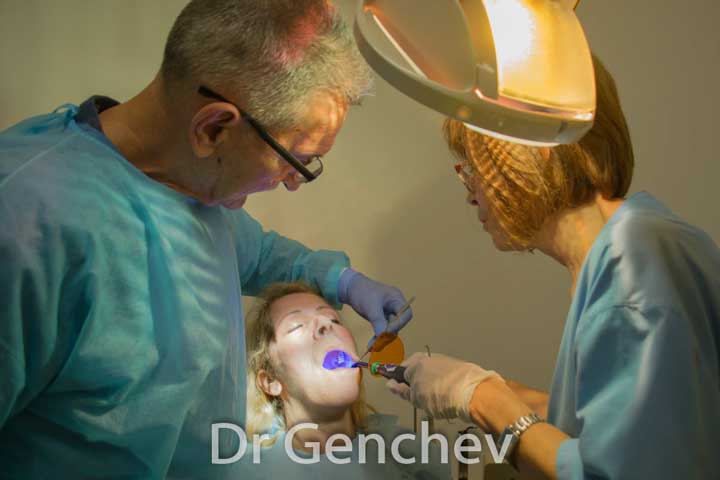 Dr Genchev pose un implant dentaire basal en Bulgarie